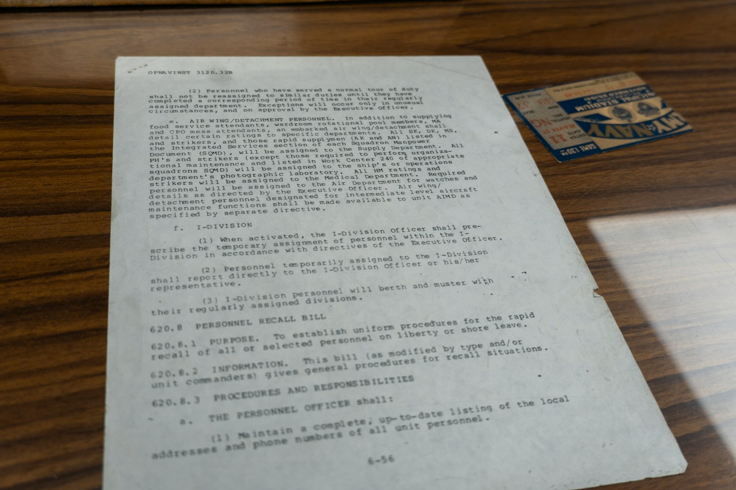 Documento direttivo del personale e biglietto dell'evento su una scrivania di legno.